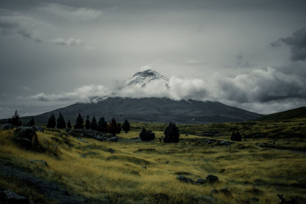 Paisaje de montaña entre nubes - Real Decreto 723/2026